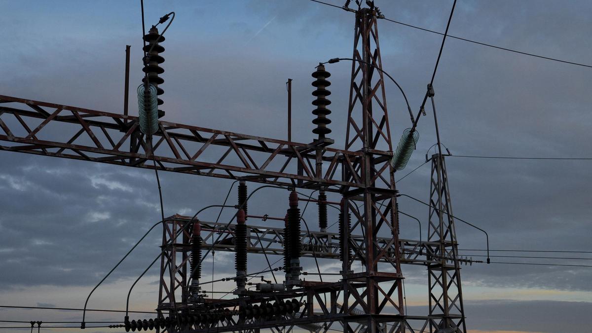 Archivo - Tendido eléctrico, a 31 de diciembre de 2022, en Barcelona, Cataluña (España).