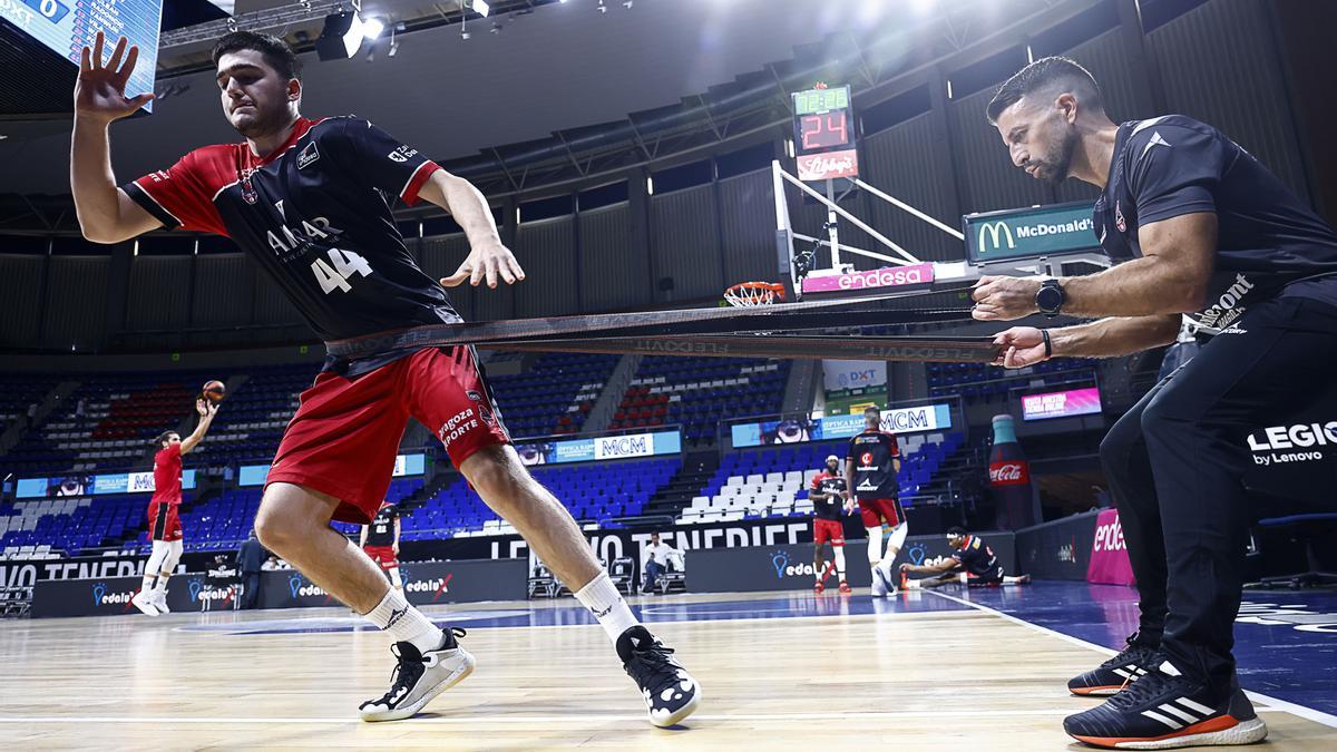 Javi García, calentando en el Santiago Martín de Tenerife.