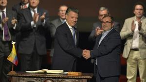 Juan Manuel Santos (izquierda) saluda a Rodrigo Londoño, ’Timochenko’.