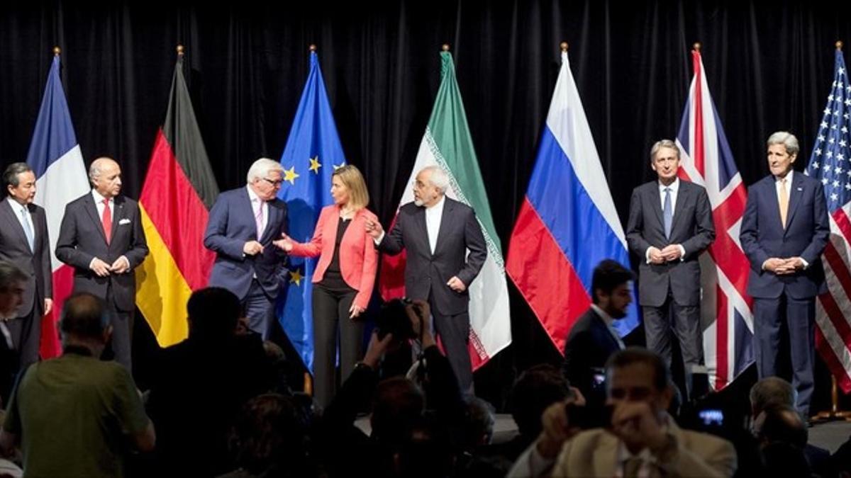 Los ministros de Exteriores de las grandes potencias con el titular iraní, Javad Zarif, tras la firma del pacto el 14 de julio, en Viena.