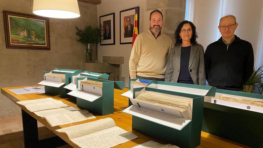 L'alcalde de Riner, Joan Solà, la posseïdora dels documents, Imma Nadal i el director de l’Arxiu Comarcal del Solsonès, Jordi Torner