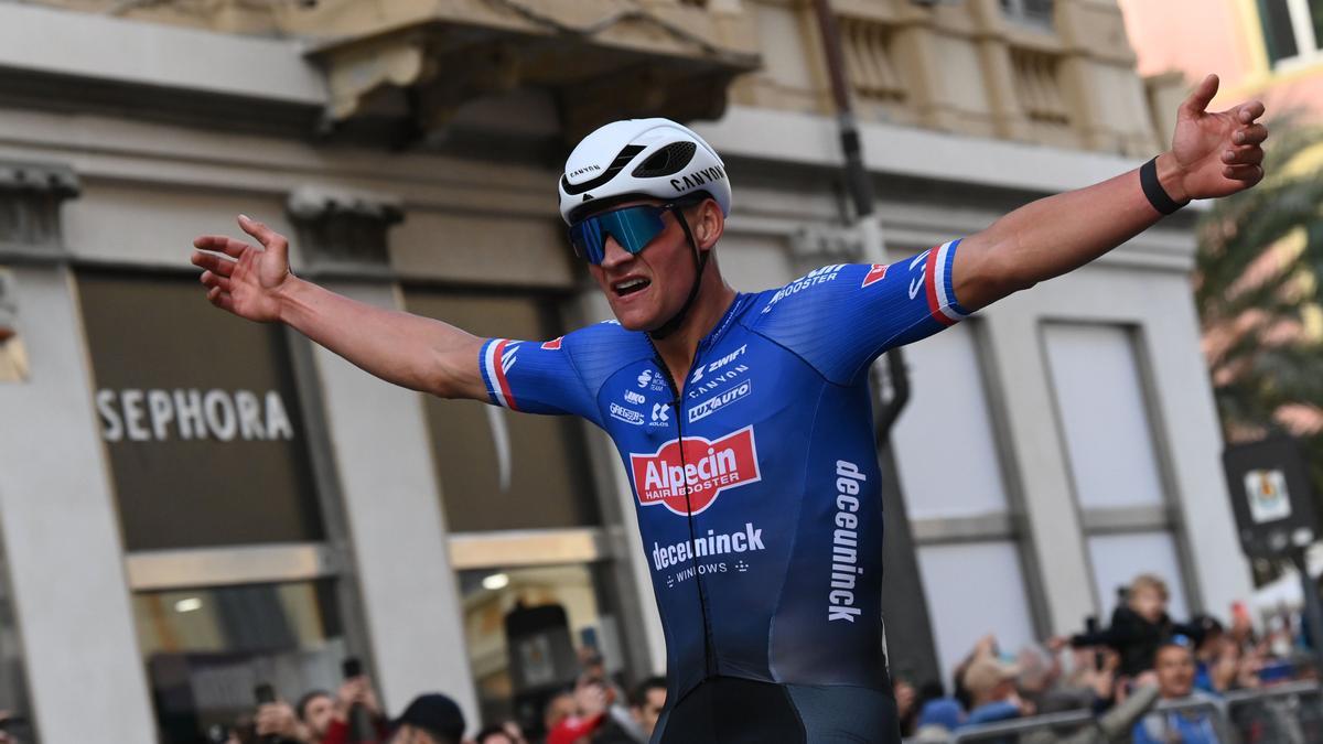 Mathieu van der Poel levanta los brazos en la llegada a San Remo