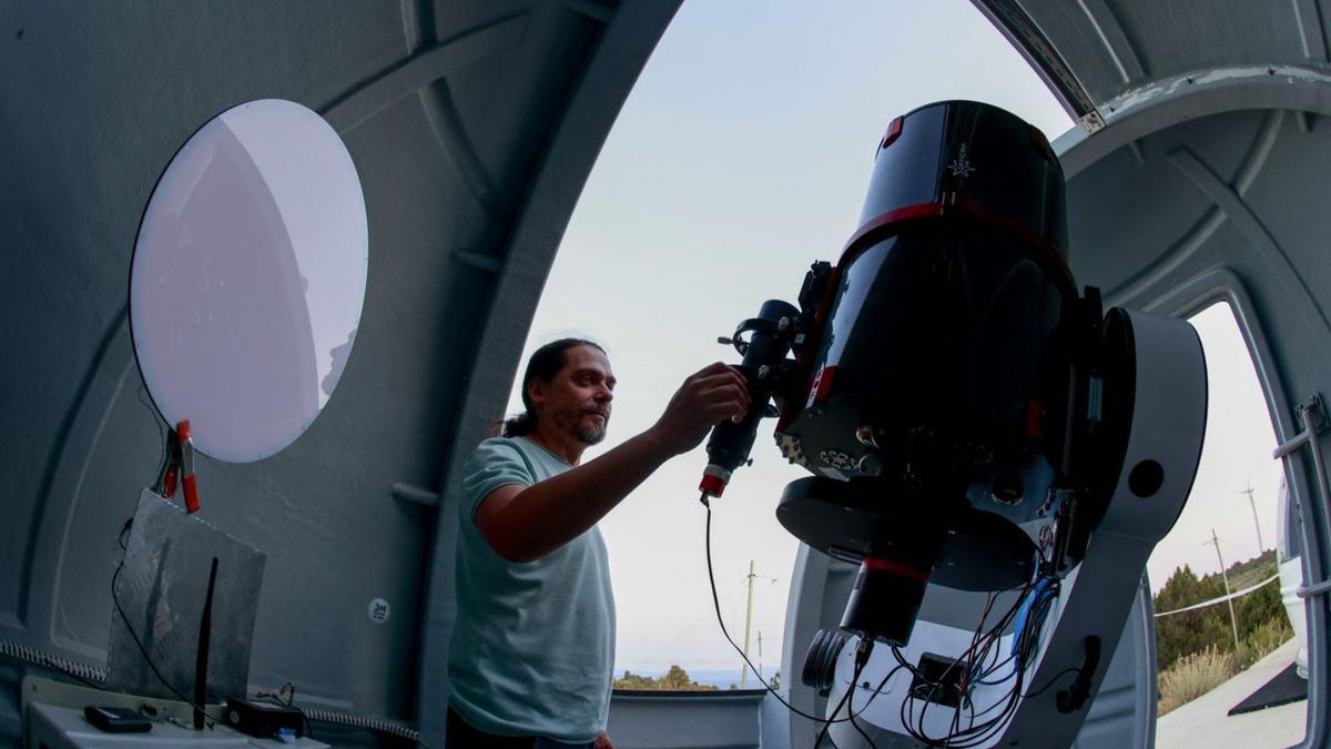 Vicente Peris programa uno de los telescopios instalado en una cúpula nueva. FERNANDO BUSTAMANTE