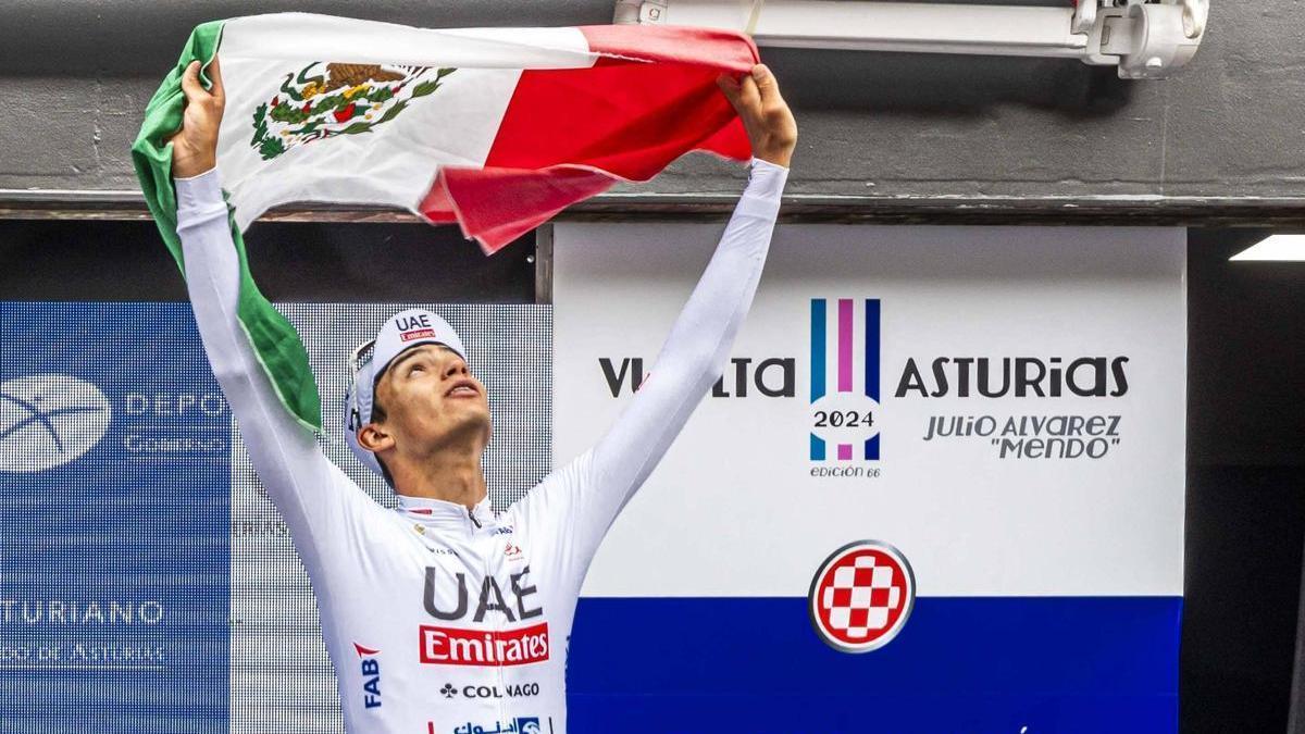 Isaac del Toro celebra su victoria en la Vuelta a Asturias del año pasado