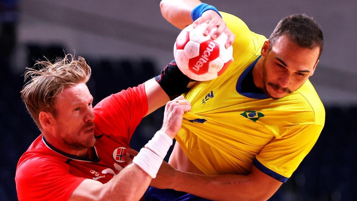 Joao Pedro controla el balón en el encuentro Brasil-Noruega.