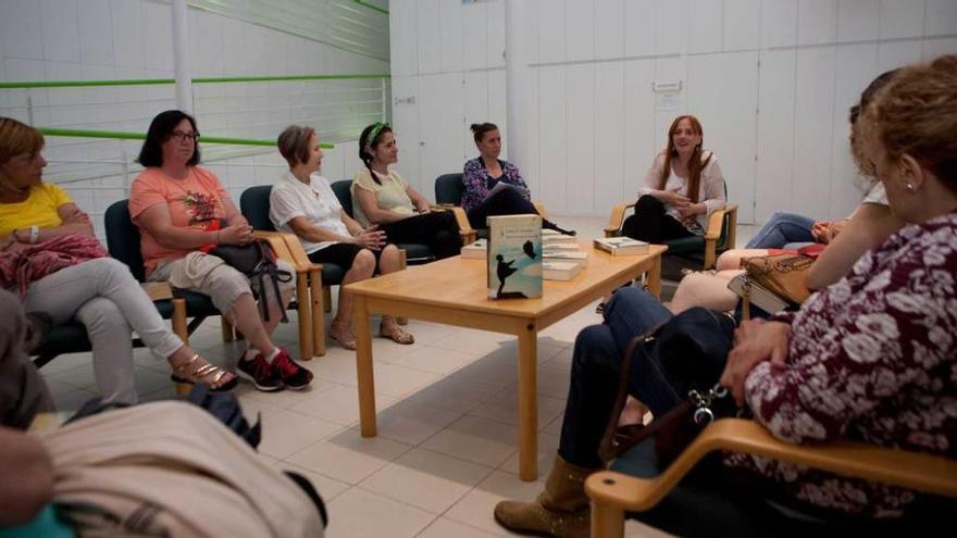 El encuentro literario celebrado en la Casa de Cultura de Riaño.