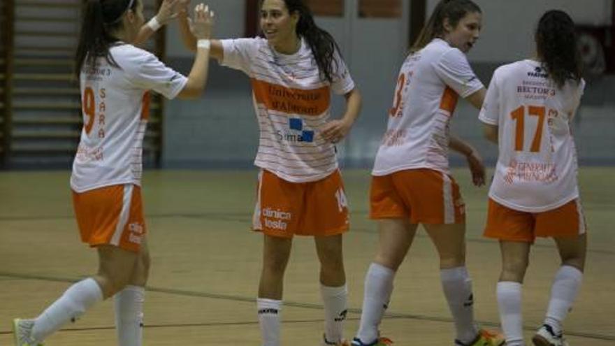 Las jugadoras de la UA celebran un gol.