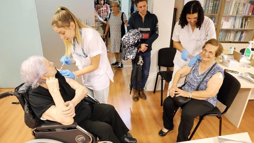 Galicia comienza hoy la vacunación de los mayores de 80 años frente a la gripe y el COVID