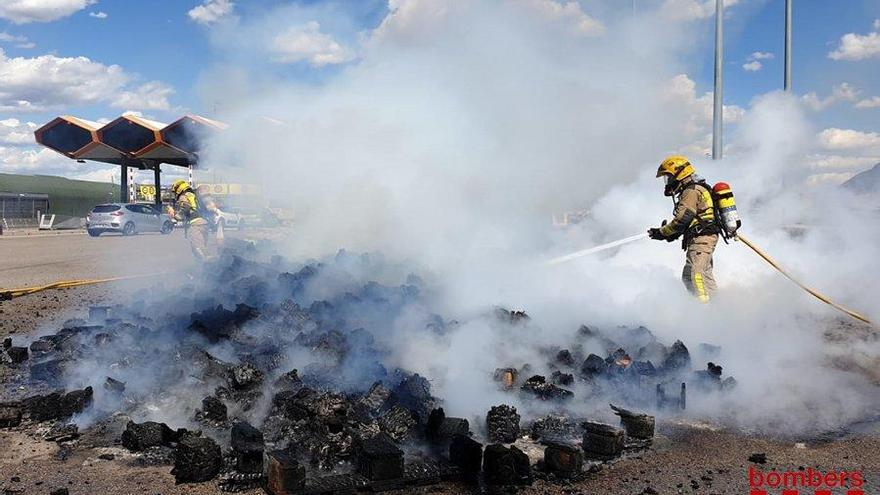 Per apagar el foc s&#039;ha tret la càrrega del camió