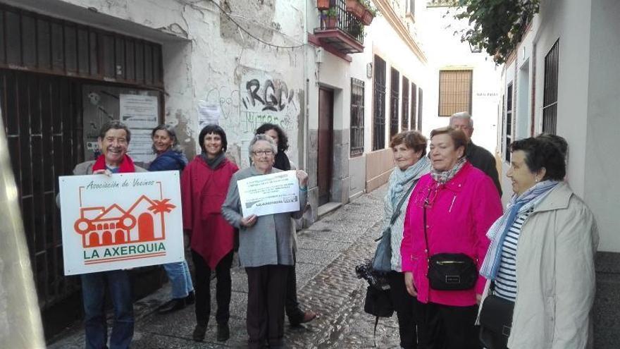 Vecinos del casco histórico inician una campaña sobre el peligro de las casas abandonadas