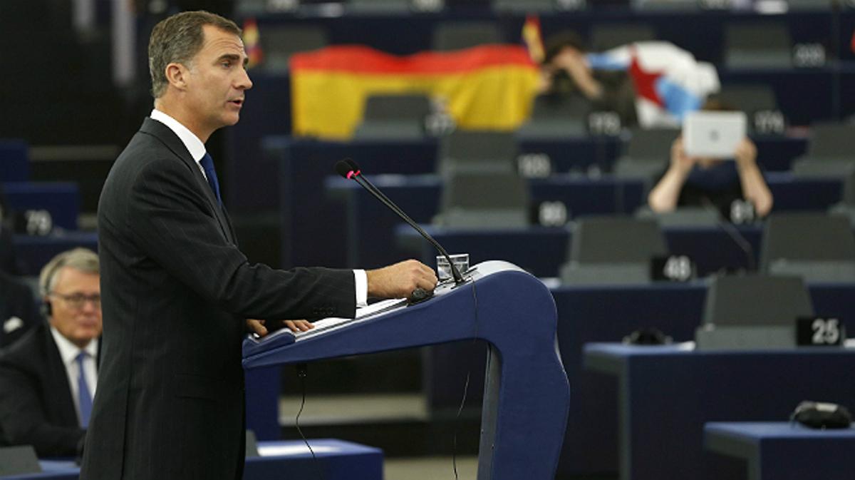 El rey Felipe VI visita el Parlamento europeo y defiende la unidad de España y una Europa fuerte y solidaria.