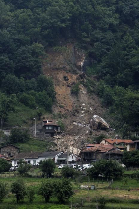 Un argayo obliga a desalojar un pueblo en Lena