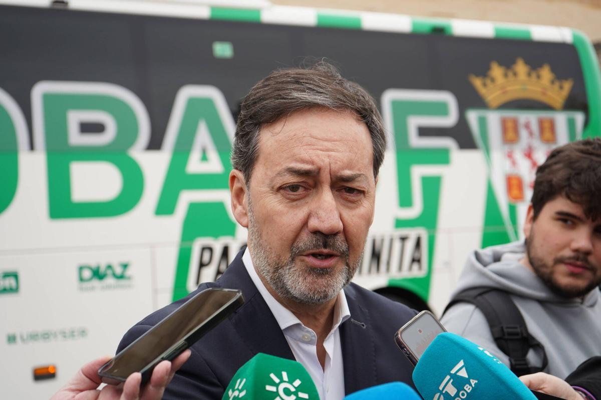 Antonio Fernández Monterrubio habla con los medios en la presentación del bus oficial del Córdoba CF.