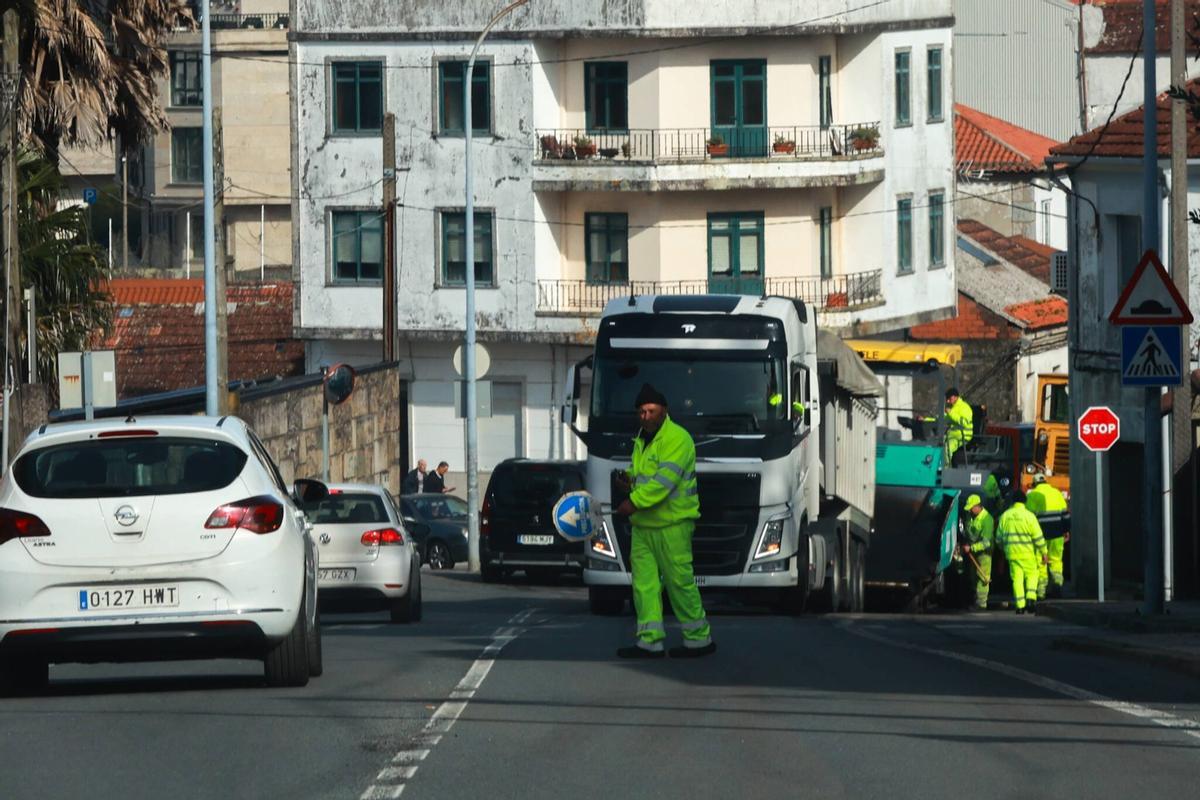 Reparación de carreteras dañadas por los temporales en la comarca, esta mañana.