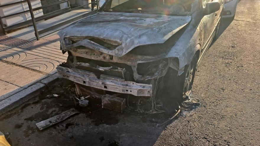 Galería | Así han quedado los coches que se han quemado esta madrugada en Badajoz