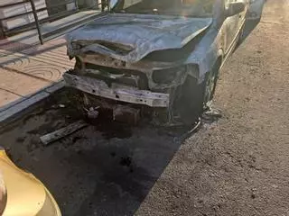 Galería | Así han quedado los coches que se han quemado esta madrugada en Badajoz