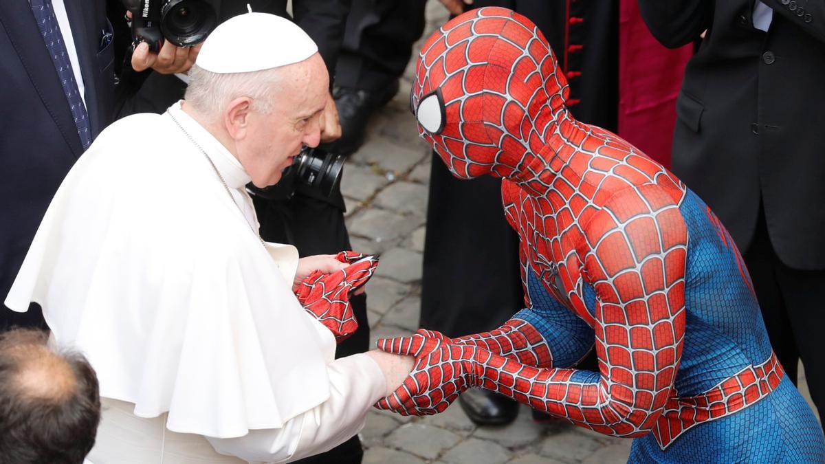 El papa Francisco saluda a una persona disfrazada de Spiderman en el Vaticano