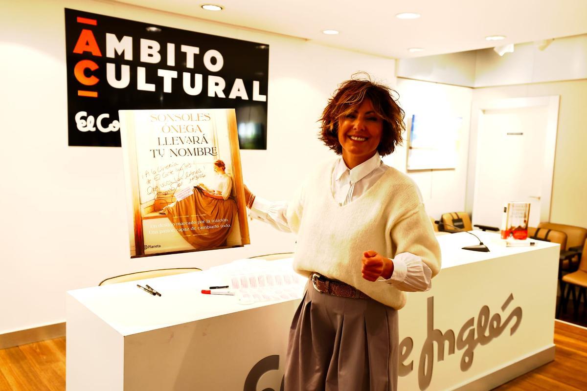 Sonsoles Ónega desata pasiones en su firma de libros en Zaragoza