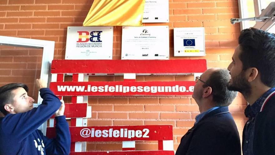 La placa con el distintivo &#039;E&amp;ndash;Twinning&#039; fue descubierta la pasada semana