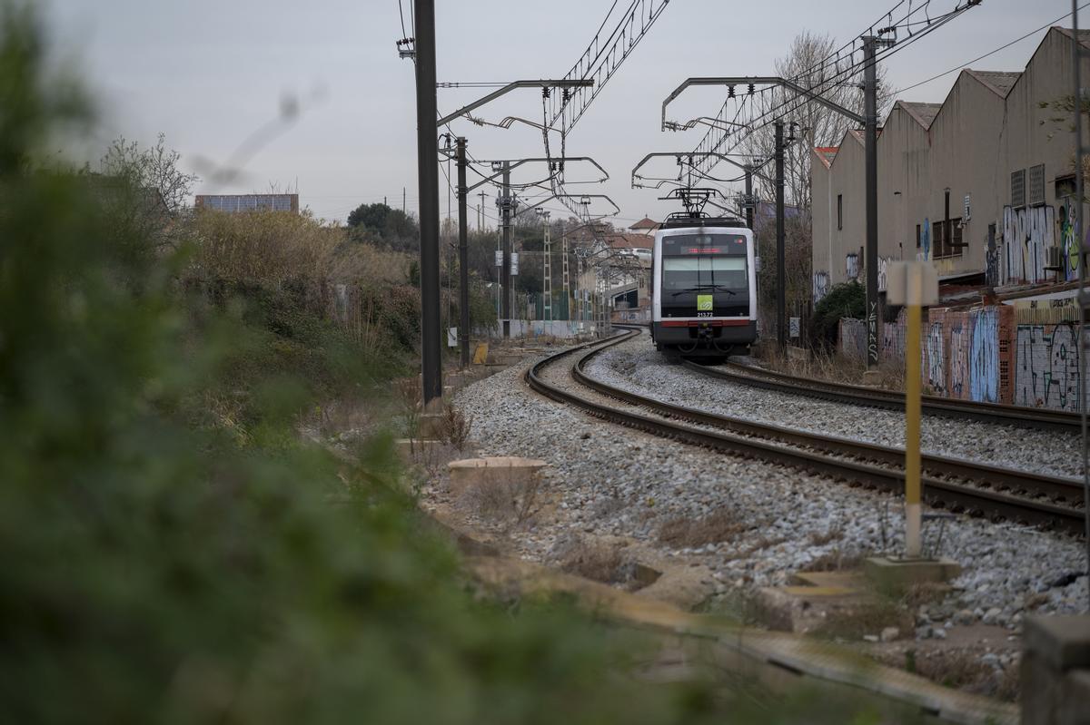 Un coche invade la vía y colisiona con un tren de FGC cerca de Igualada