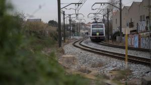 Un coche invade la vía y colisiona con un tren de FGC cerca de Igualada