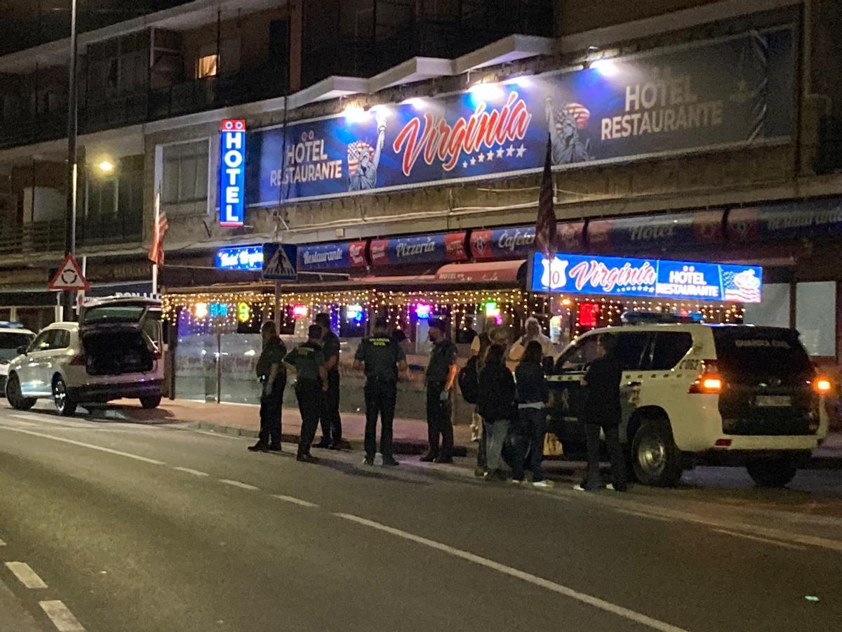 Agentes de la Guardia Civil, de madrugada, ante el restaurante de Favara donde se produjo el homicidio.