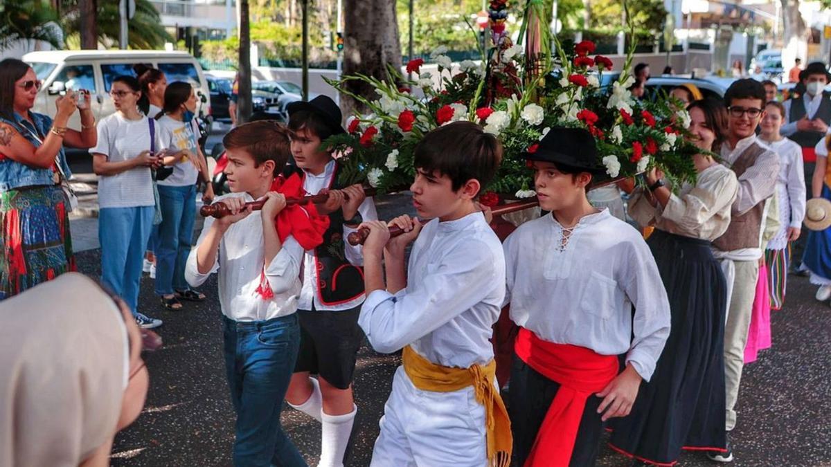 Alumnos de La Pureza portaron a hombros una imagen de la Virgen de Candelaria. | | MARÍA PISACA