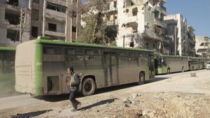 Imagen de archivo de un autobús preparado en Alepo para una evacuación de civiles en diciembre del 2016.