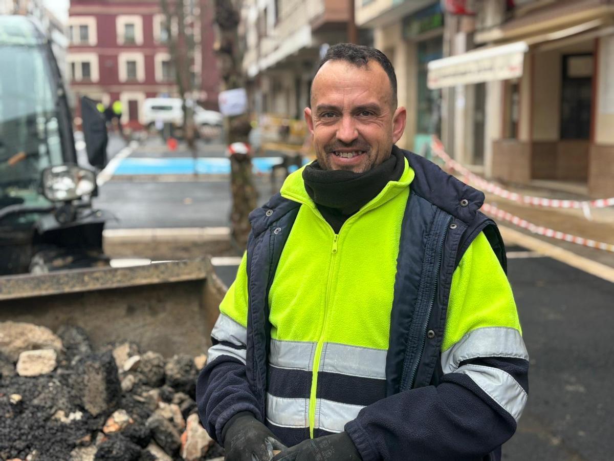Juan Francisco Ramón Unión, trabajador de Cubillana, en la plaza de Portugal de Badajoz.