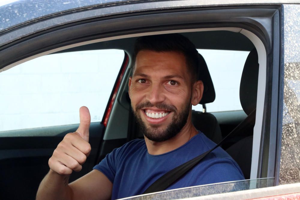 Los jugadores del Málaga CF llegan para someterse a la prueba de coronavirus.