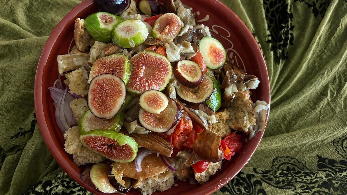 Ensalada de crostes con higos y verduras de temporada de Ibiza.