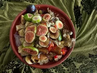 Prepara una ensalada de 'crostes' diferente y adictiva: con higos, ajos confitados y verduras del huerto de Ibiza asadas