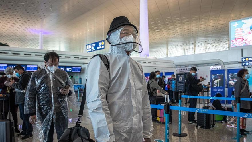 Pasajeros en el aeropuerto internacional de Wuhan.