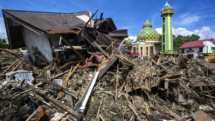 Las inundaciones en Indonesia dejan ya 50 muertos y 27 desaparecidos