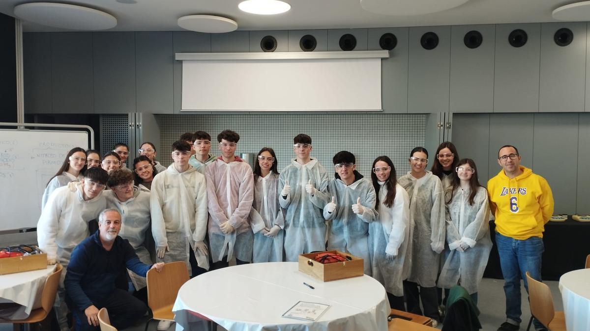 Docentes y alumnos, en su visita al CaixaForum.