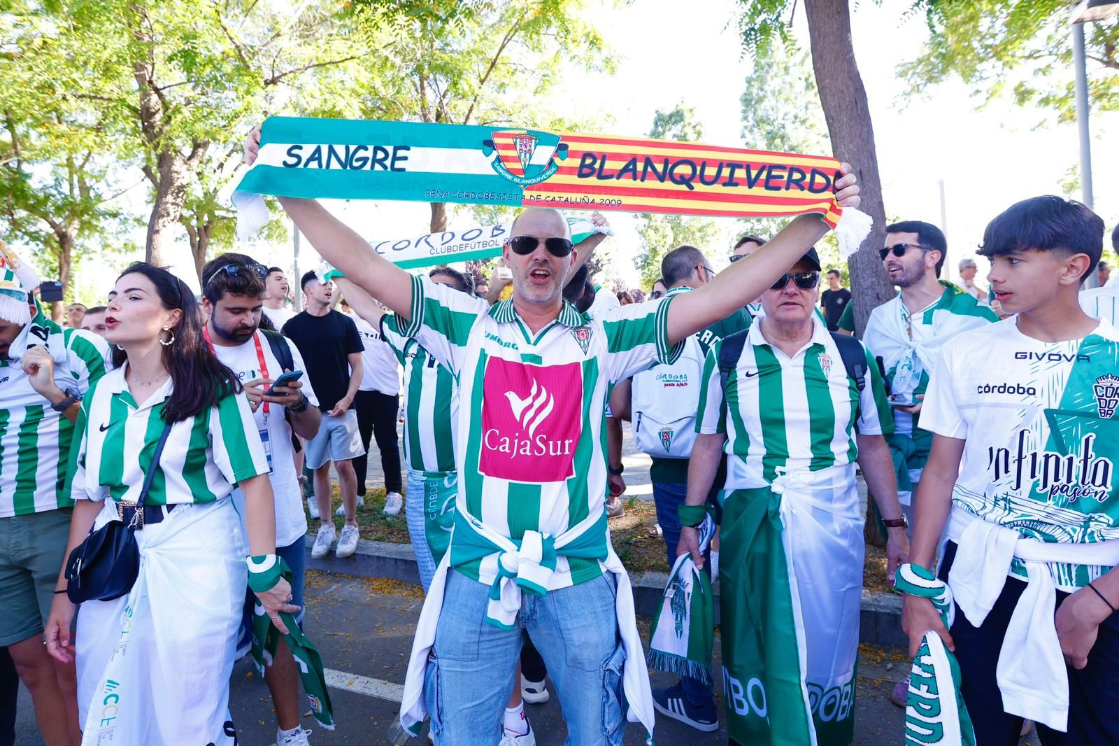 Barcelona Atlétic-Córdoba CF | El recibimiento al equipo de la afición cordobesista, en imágenes