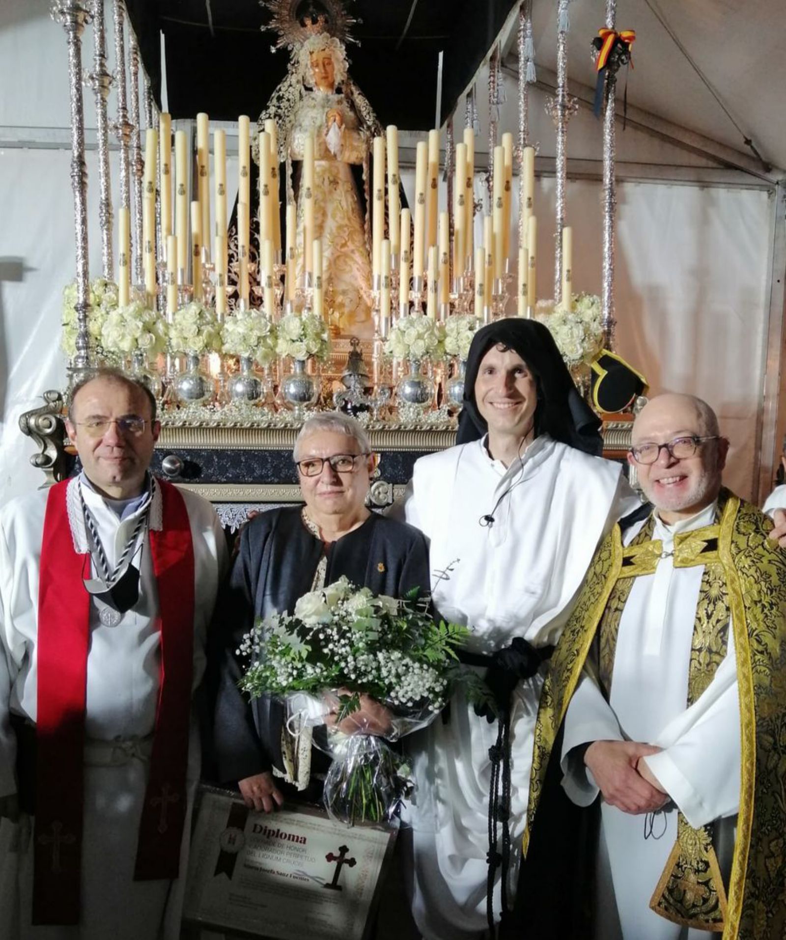 El párroco de Sabugo, Reinerio Rodríguez, “Neyo”; Josefa Sanz; el hermano mayor de la Soledad, David Sicilia, y el pregonero de la Soledad de este año, el sacerdote Constantino Bada. | Cofradía de la Soledad