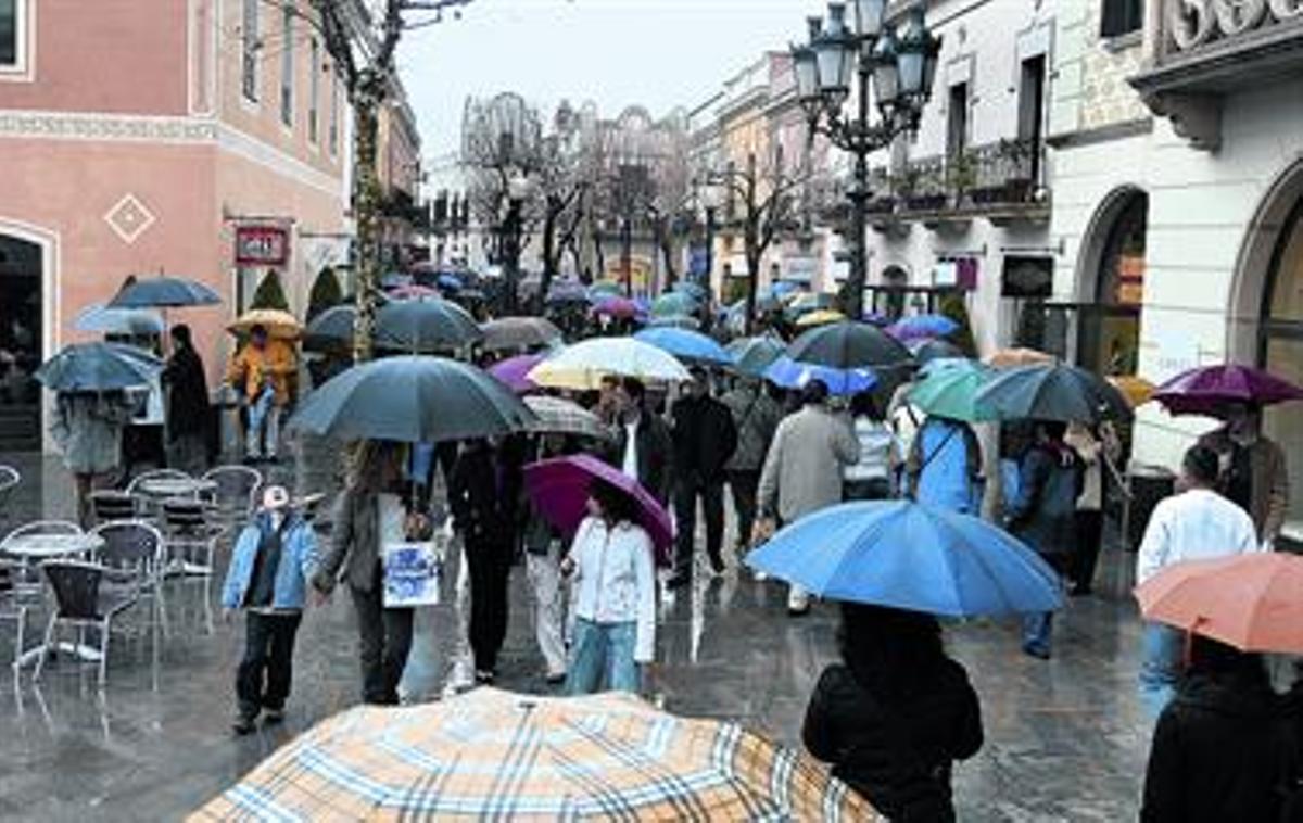 Afluència de compradors a l’eix central de La Roca Village.