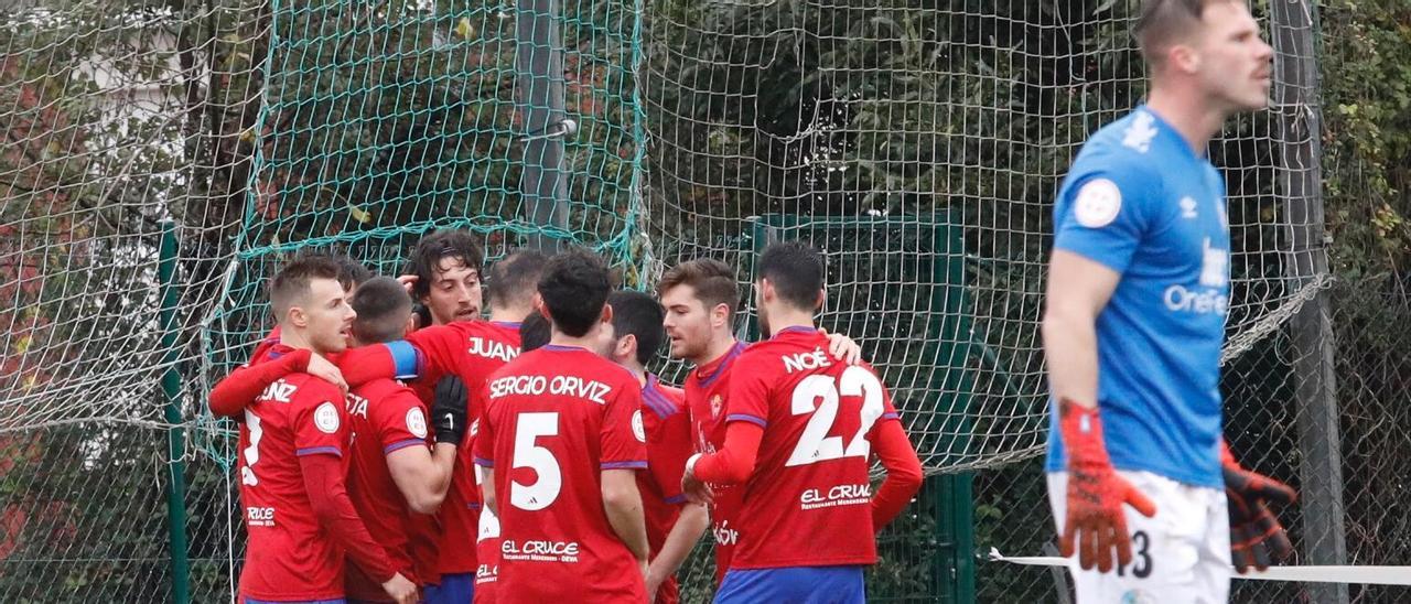 Los jugadores del Ceares celebran el gol de Aitor Elena ante Salcedo, meta visitante.
