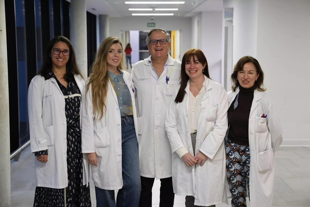 La doctora Raquel Sánchez (2d), con su equipo realiza entre 130 y 150 cirugías bariátricas al año en el Hospital Álvaro Cunqueiro de Vigo.