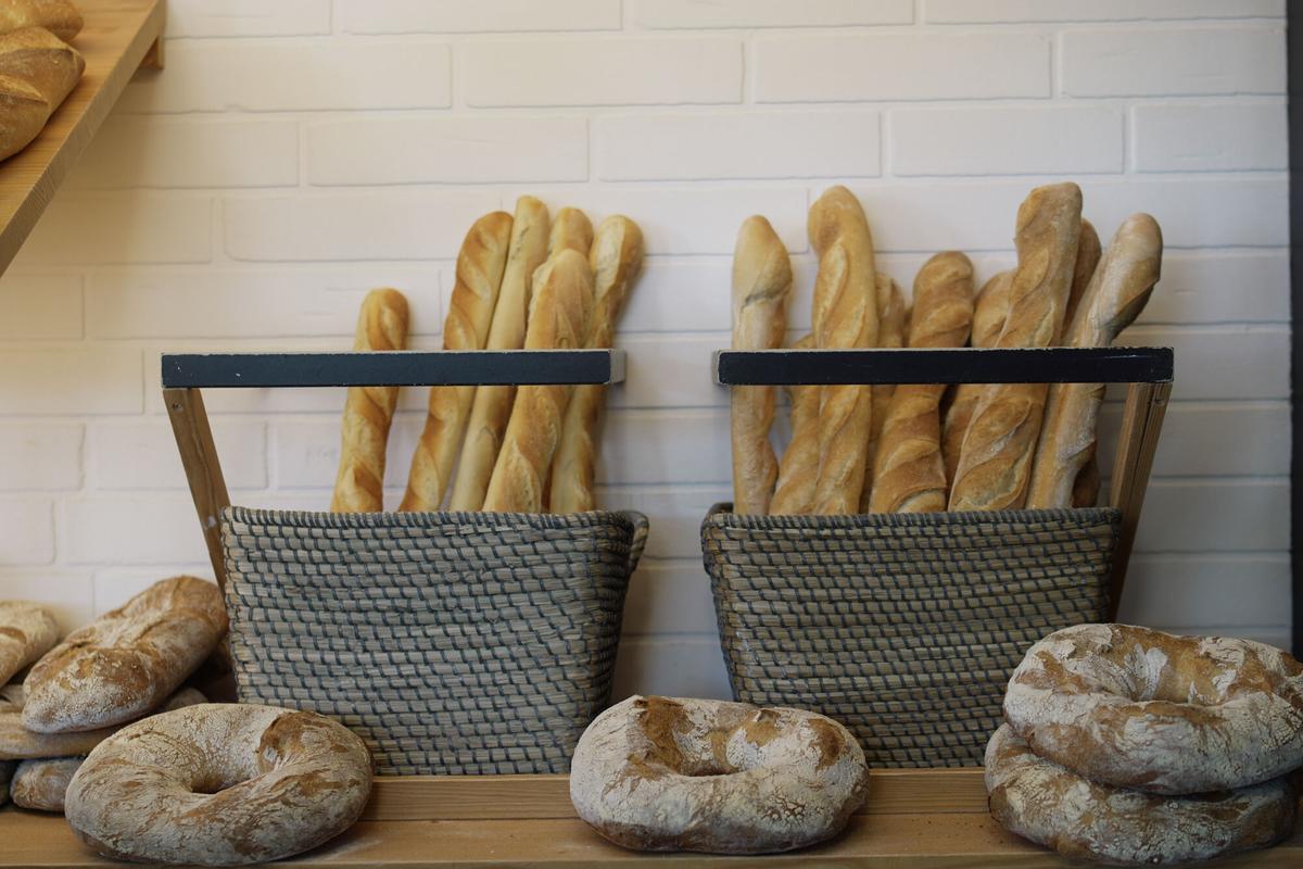 Algunas de las variedades de pan del obrador que la Panadería O Carballo tiene en Oleiros, A Coruña.