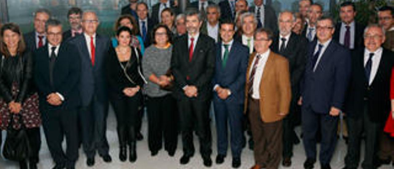 Foto de familia de los jueces decanos reunidos desde ayer en Vigo. // Ricardo Grobas