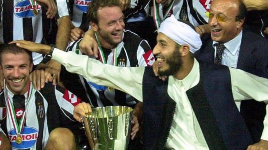 Al Saadi acaricia la cabeza de Del Pierto después de una Supercopa italiana disputada en Trípoli.