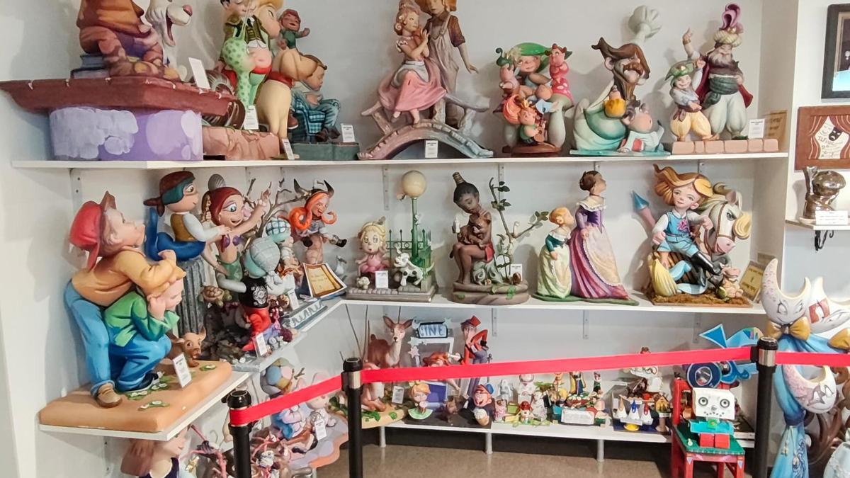 Una estantería con "ninots" apilados en el museo fallero de Sueca.