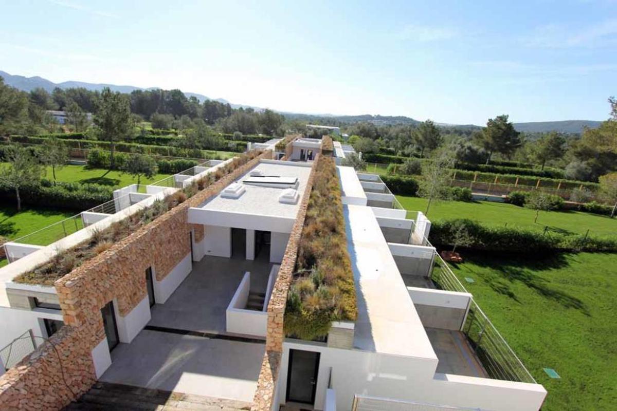 La nueva perrera de la isla, financiada por la Fundación Gossos, está cerca de Sant Rafel. Ya está prácticamente construida