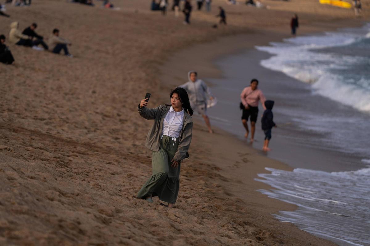 La primavera da inicio a la temporada de baño en las 10 playas de Barcelona, con restricciones por la sequía