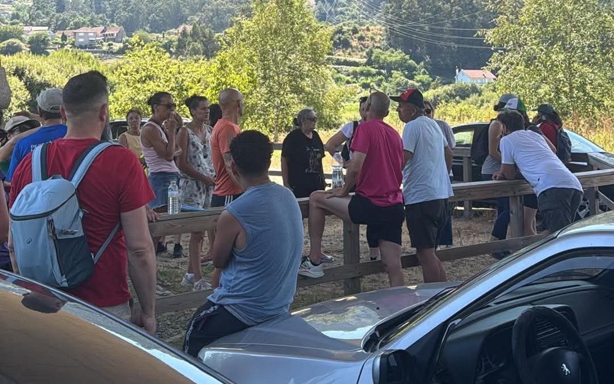 Algunas de las personas que se concentraron este sábado para buscar a María Pereira.
