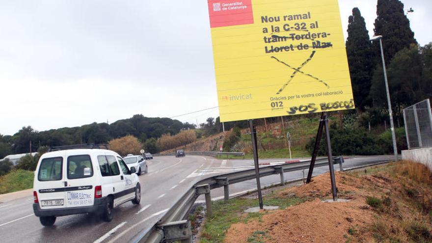 Vials de la C32 amb un cartell que anuncia l&#039;obra