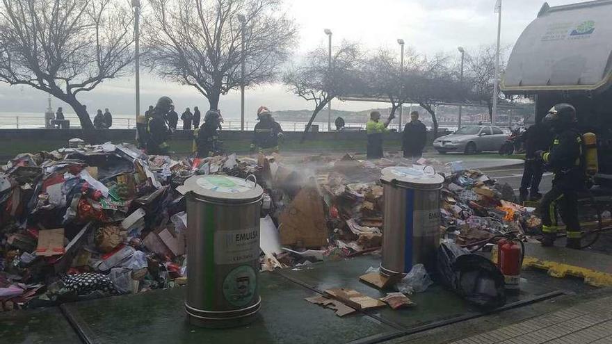 Sofocan un fuego en un camión de recogida de residuos en el Muro