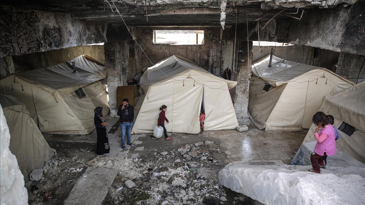 zentauroepp52684217 06 march 2020  syria  idlib  people walk in front of tents w200308164727